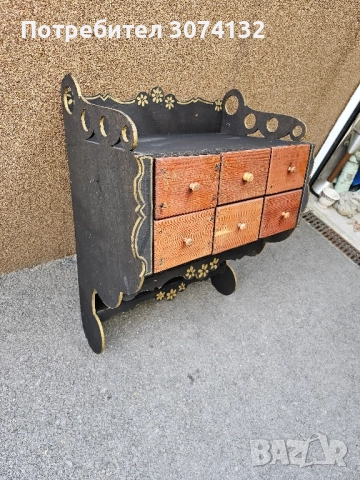 Ръчно рисуван шкаф за стена в ретро стил