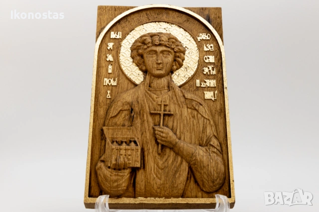 Релефна икона на свети великомъченик Пантелеймон от дъб