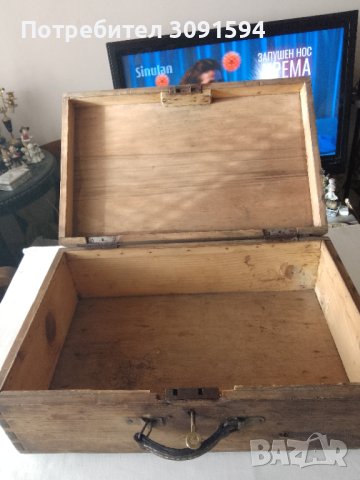 Стар автентичен дървен куфар 