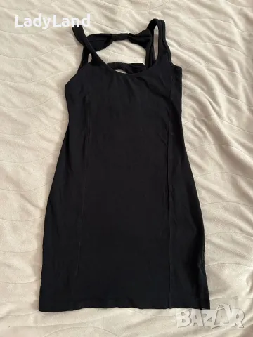 Черна рокля с панделки на гърба 