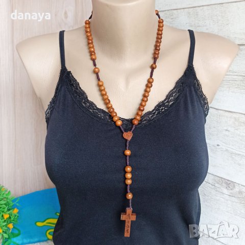 3323 Дамско колие с дървени мъниста и кръстче