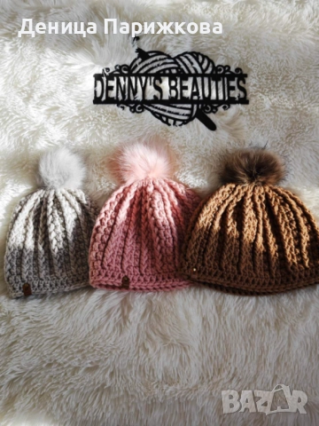 Ръчно плетена шапка „Даниела“ с  релефна плетка и подвижен пухкав помпон, снимка 2 - Шапки - 52623227