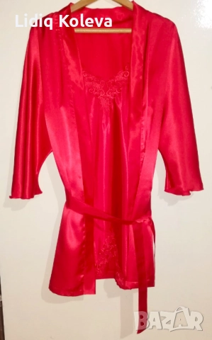 Дамски червен сатенен комплект нощница и халат