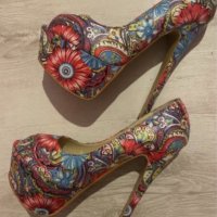 Дамски обувки модел Moschino на цветя , снимка 1 - Дамски ежедневни обувки - 36815735