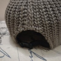 Плетена бежова шапка с малка козирка Каки, снимка 4 - Шапки - 44036308