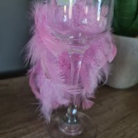 Ръчно декорирана чаша за вино с розови пера , снимка 6 - Чаши - 38519514