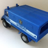 Камион с каросерия POLICE Welly, снимка 2 - Колекции - 40456228