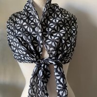 Копринен шал, Linca Lykke в черно и бяло, снимка 1 - Шалове - 40439438