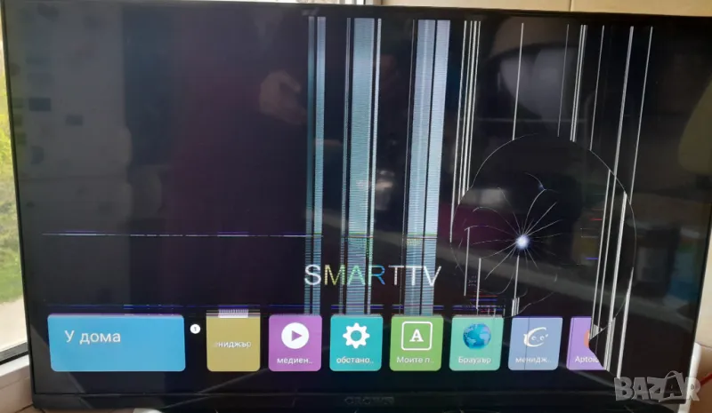 Продавам работещ СМАРТ телевизор Crown 32ED71AWS с пукната матрица, снимка 1