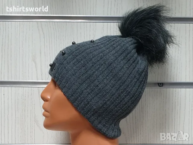 Нова зимна дамска шапка с камъчета в сив цвят с пух/помпон, снимка 4 - Шапки - 47928050