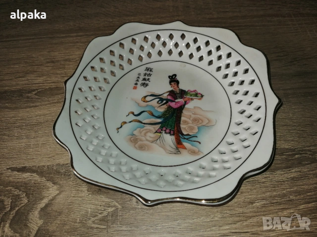 Продавам по-малка чиния от китайски порцелан