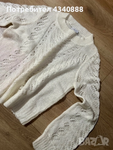 Бял пуловер 