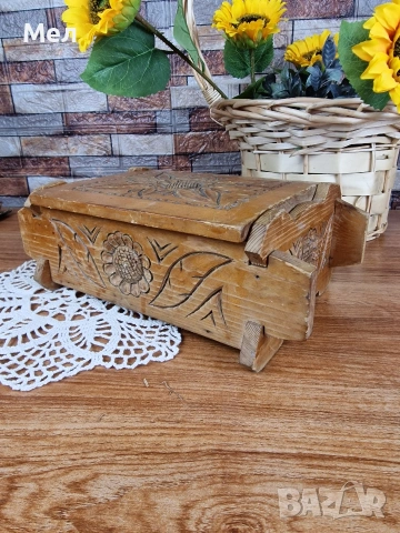 Дървена кутия с дърворезба , снимка 4 - Антикварни и старинни предмети - 53464098