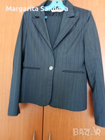 продавам дамски костюм от две части панталон и сако.  