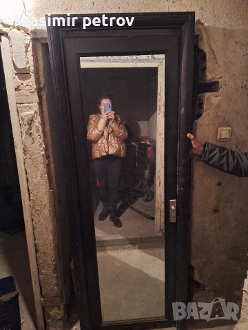 Продавам врата за баня
