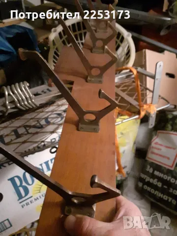 Стара дървена закачалка с месингови куки