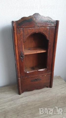 Стар дървен шкаф за стена
