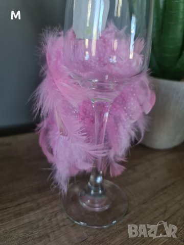 Ръчно декорирана чаша за вино с розови пера , снимка 6 - Чаши - 38519514