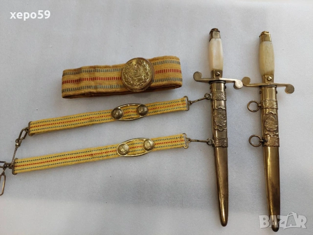 Румънски соц. кортик- два броя,с колана и носачите е 140 евро,другият 100 евро.