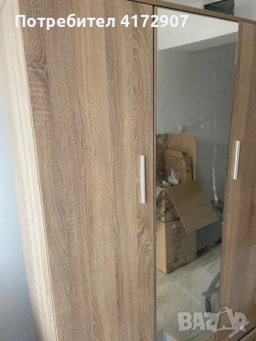 Гардероб за дрехи с вградено огледало