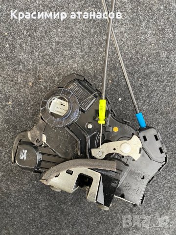 Брава на врата Предна лява за Тойота Аурис.A046693, снимка 2 - Части - 43744634