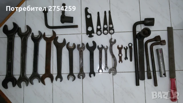 гаечни ключове, клещи, пила, строителна каска, метчици, кирка