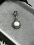Сребърна висулка с бял камък, снимка 1 - Колиета, медальони, синджири - 43840127