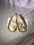 H&M Златисти обувки за новородено, снимка 1 - Бебешки обувки - 28738886