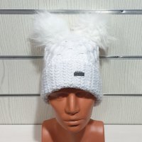 Нова зимна бяла дамска шапка с 2 помпона/пуха, снимка 5 - Шапки - 35488783