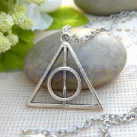 Колие Хари Потър Harry Potter Triangle Даровете на смъртта, снимка 9 - Колиета, медальони, синджири - 28621720