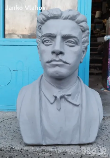 Бюст на Васил Левски, снимка 1