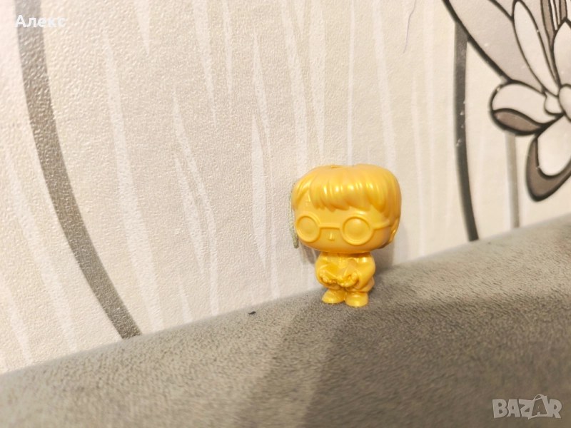 Златна фигурка на Хари Потър от kinder joy 2024 година, снимка 1