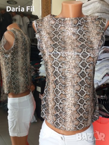 УНИКАЛНО КРАСИВ топ в змийски принт с прозрачни пайети, снимка 1