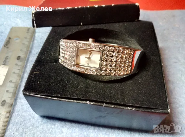 AVON СТИЛЕН ДАМСКИ КВАРЦОВ ЧАСОВНИК на ЕЙВЪН с БЛЕСТЯЩИ КРИСТАЛИ Тип ГРИВНА с КУТИЯТА му 47659, снимка 2 - Дамски - 47609944