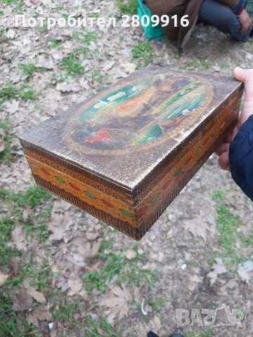 Дървена кутия с ръчно рисувана картина