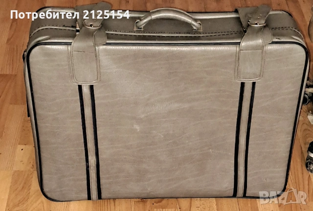 Голям соц куфар с колелца ,сив металик.