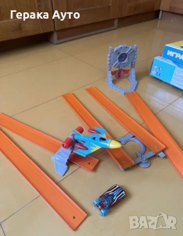 Играчки за момчета: писта hot wheels, джипове, боксова круша, пушка