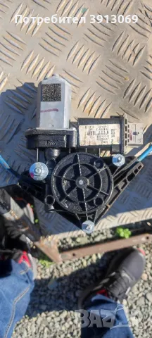 Продавам задно дясно моторче със стъклоповдигач за Фиат 500 Л 2013г 