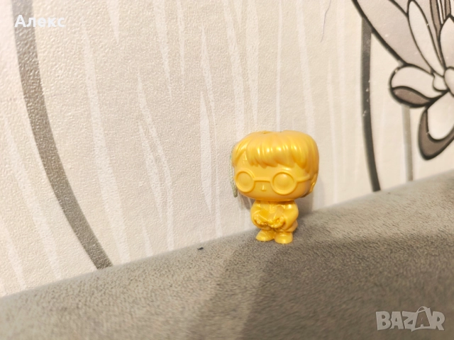 Златна фигурка на Хари Потър от kinder joy 2024 година, снимка 1