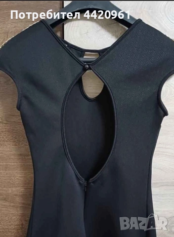 Къса вталена рокля с изрязано деколте, снимка 2 - Рокли - 53386675