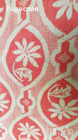 Килим червен