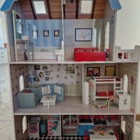 Дървена къща за кукли с кукли и аксесоари  Barbie, снимка 1 - Кукли - 43908519