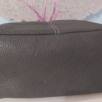 Сива кожена чанта – среден размер, снимка 7 - Чанти - 43223136