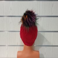 Нова зимна дамска червена шапка с шарен помпон/пух, снимка 4 - Шапки - 35478427