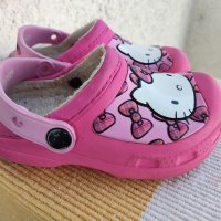 домашни чехли Crocs Hello Kitty, снимка 2 - Детски сандали и чехли - 43725848
