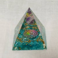 Пирамида оргонит с естествени камъни, снимка 1 - Други ценни предмети - 37961757