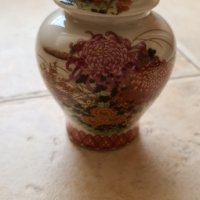 Порцеланова ваза с капак, снимка 1 - Антикварни и старинни предмети - 32239340