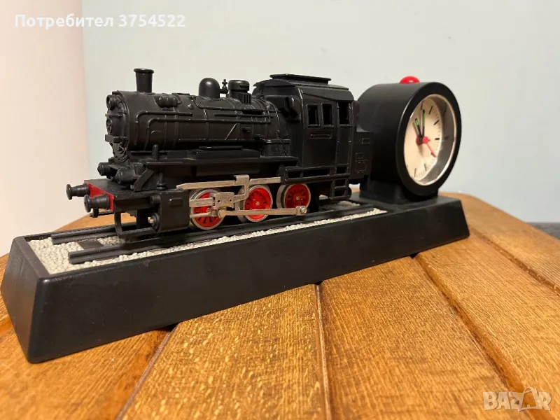 Стар аналогов часовник с влак, снимка 1