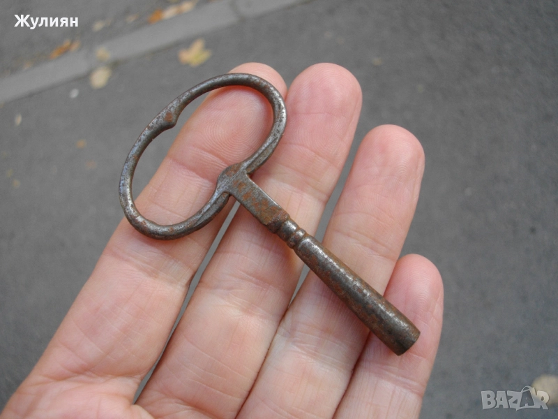 СТАРО КЛЮЧЕ КЛЮЧ ЗА СТЕНЕН ИЛИ КАМИНЕН ЧАСОВНИК , снимка 1