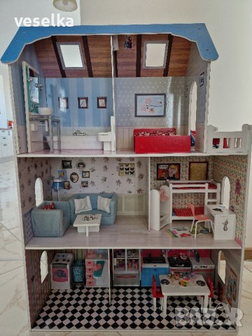 Дървена къща за кукли с кукли и аксесоари  Barbie